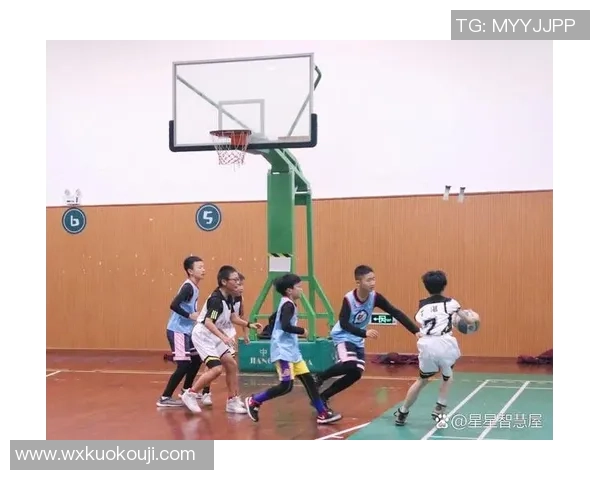 小孩在阳光下快乐拍篮球的精彩瞬间捕捉与成长的乐趣分享